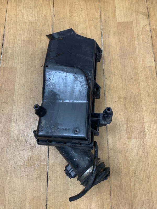 Корпус воздушного фильтра Ford Mondeo AZBA