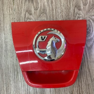 Кнопка открывания багажника Opel Astra J 2010 хетчбэк 5-ти дв. Задн. - изображение 1