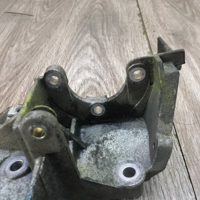 Кронштейн генератора Saab 9-5 2008 Z19DTH - изображение 2