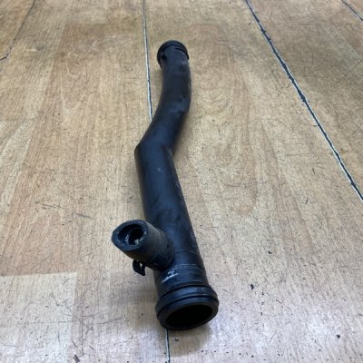 Патрубок системы охлаждения двигателя Volkswagen Golf 5 2005 BLF - изображение 2
