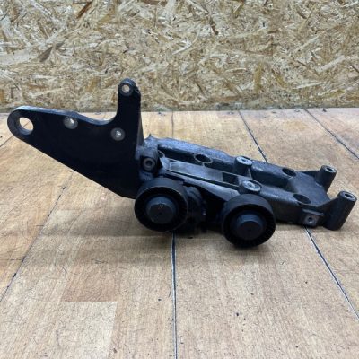 Кронштейн генератора Volvo V70 2004 D5244T - изображение 3