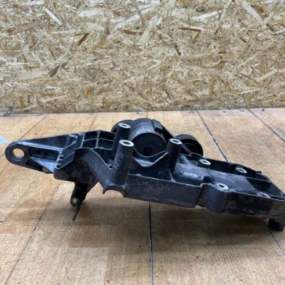 Кронштейн генератора Volvo V70 2004 D5244T - изображение 6