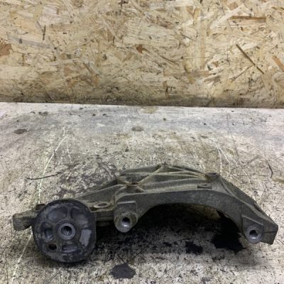 Кронштейн генератора Volvo C30 2007 D4204T - изображение 2