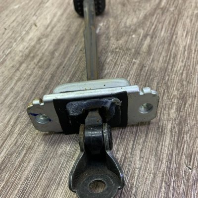 Ограничитель двери Opel Antara 2007 Внедорожник Z20DMH Перед. Лев. - изображение 2