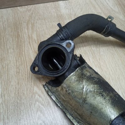 Патрубок системы охлаждения двигателя Peugeot 307 2002 универсал RHY(DW10TD) - изображение 2