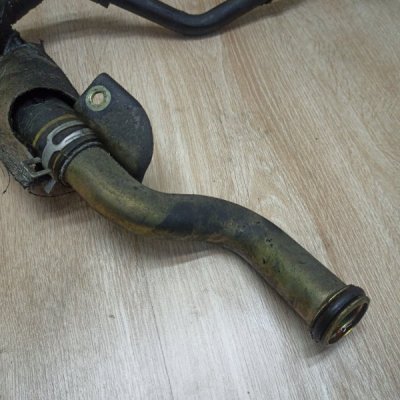 Патрубок системы охлаждения двигателя Peugeot 307 2002 универсал RHY(DW10TD) - изображение 3
