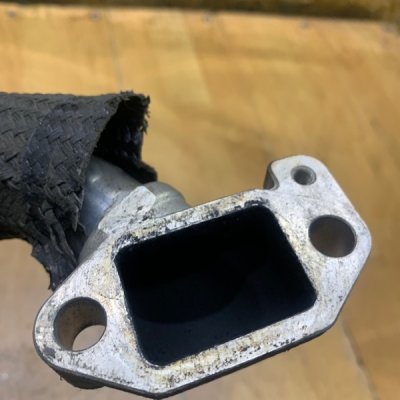 Патрубок EGR KIA Sedona 2006 J3 - изображение 3