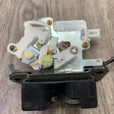Замок крышки багажника Mazda 5 2006 минивэн Задн. - изображение 7