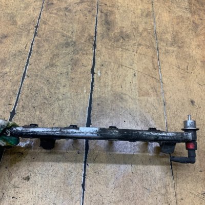 Топливная рампа Ford Focus 1 2003 FYDB - изображение 2