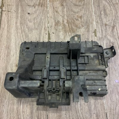 Крепление аккумулятора Ford Fiesta 5 2005 хэтчбек 3-х дв. - изображение 2