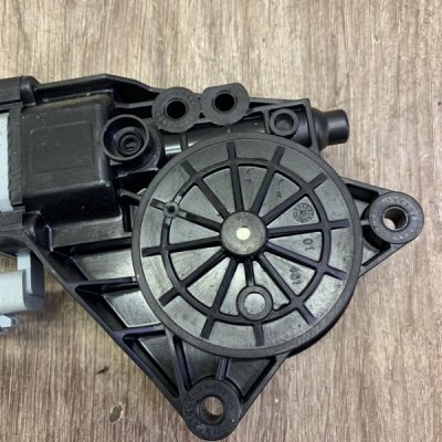 Мотор стеклоподъемника Hyundai I30 2010 универсал Перед. Прав. - изображение 4