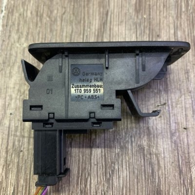 Кнопка лючка топливного бака Volkswagen Touran 2006 минивэн - изображение 5
