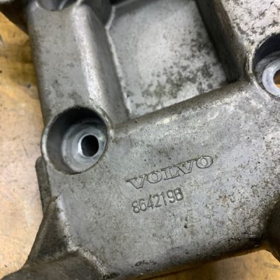 Кронштейн генератора Volvo V70 2004 D5244T внедорожник - изображение 2