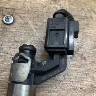 Топливная форсунка Volkswagen Golf 5 2006 BLF хетчбэк 5-ти дв. - изображение 2