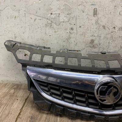 Решетка радиатора Opel Astra J 2009 хетчбэк 5дв. A14XER Перед. - изображение 5