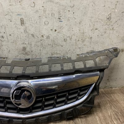 Решетка радиатора Opel Astra J 2009 хетчбэк 5дв. A14XER Перед. - изображение 6