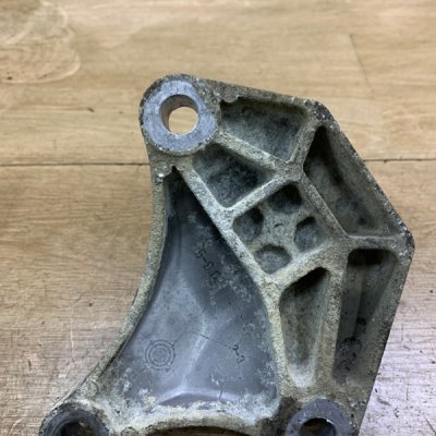 Кронштейн МКПП Ford Fiesta 5 2007 хетчбэк 3дв. FUJA Прав. - изображение 2