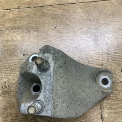 Кронштейн МКПП Ford Fiesta 6 2008 хетчбэк 5дв. SPJA Лев. - изображение 2