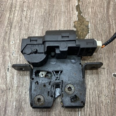Замок крышки багажника Nissan Micra 2006 хетчбэк 5дв. CR12DE Задн. - изображение 6