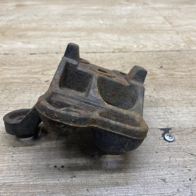 Кронштейн МКПП Peugeot 107 2006 1KR-FE - изображение 6