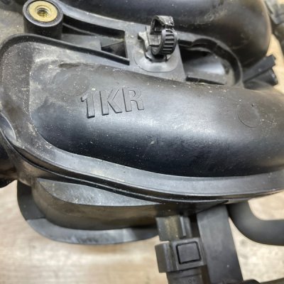 Коллектор впускной Peugeot 107 2006 1KR-FE - изображение 7