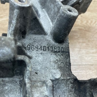 Кронштейн генератора Peugeot 5008 2010 JBCJ - изображение 6
