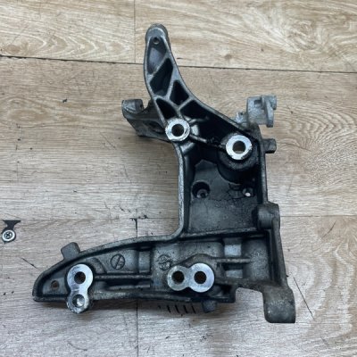Кронштейн генератора Peugeot 5008 2010 JBCJ - изображение 2