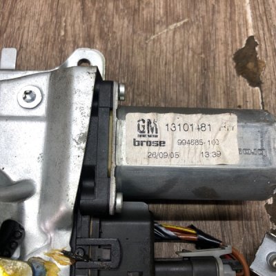 Мотор стеклоподъемника Opel Astra H 2005 универсал Z18XE Перед. Прав. - изображение 2