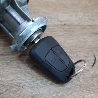 Замок зажигания Opel Corsa D 2012 A14XER 1.4 хетчбэк 5дв. - изображение 2