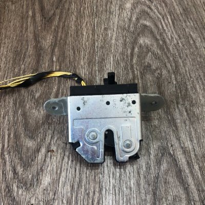 Замок крышки багажника Opel Corsa D 2013 хетчбэк 3дв. A12XER - изображение 4