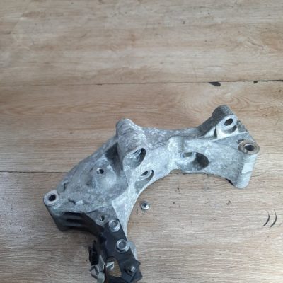 Кронштейн генератора Opel Astra J 2010 A17DTR 1.7 хетчбэк 5дв. - изображение 6