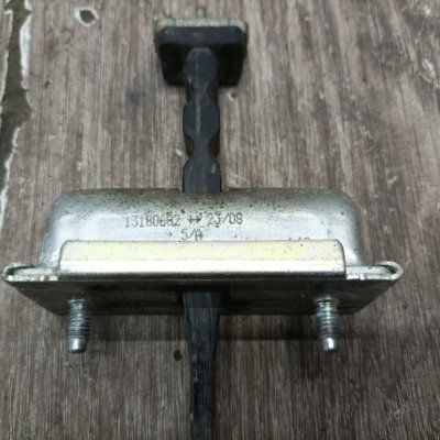 Ограничитель двери Opel Corsa D 2008 5дв хечбек Перед. Лев. - изображение 2