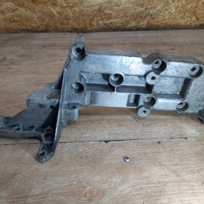 Кронштейн генератора Volvo V70 2001 универсал D5244T - изображение 3