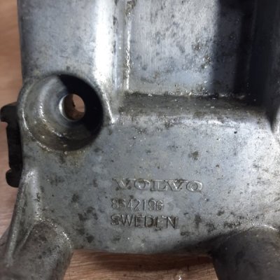 Кронштейн генератора Volvo V70 2001 универсал D5244T - изображение 6