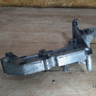 Кронштейн генератора Volvo V70 2001 универсал D5244T - изображение 2