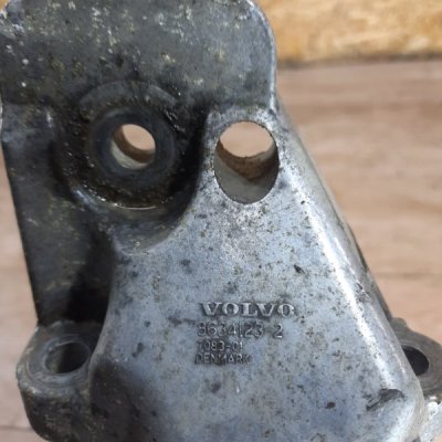 Кронштейн двигателя Volvo V70 2001 универсал D5244T Перед. - изображение 6