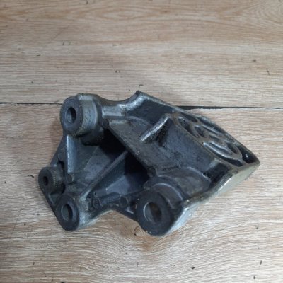 Кронштейн двигателя Volvo V70 2001 универсал D5244T Перед. - изображение 4