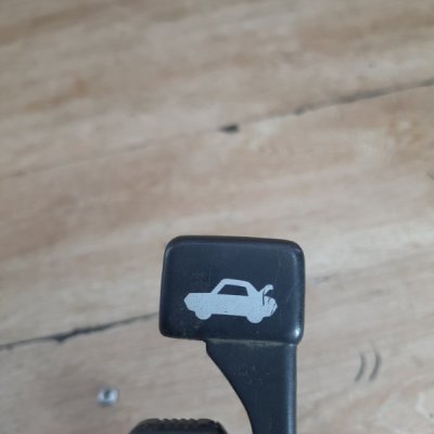 Кнопка лючка топливного бака Mitsubishi Lancer 1.6 2004 седан 4дв. 4G18 - изображение 7
