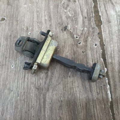 Ограничитель двери Ford Focus 1 2001 хетчбэк 5дв. FYDB Задн. Прав. - изображение 2