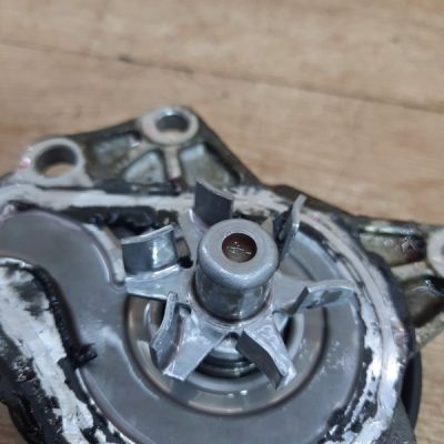 Помпа Peugeot 107 2007 1KR-FE(384F) хетчбэк 5дв. - изображение 3