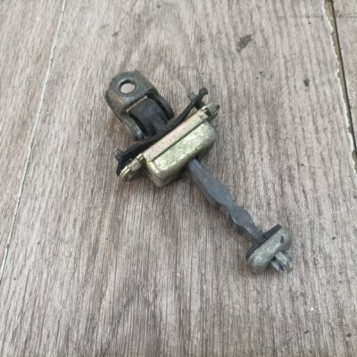Ограничитель двери Ford Focus 1 2001 хетчбэк 5дв. FYDB Задн. Лев. - изображение 4