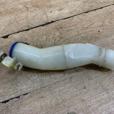 Горловина бачка омывателя Volvo S60 - изображение 5