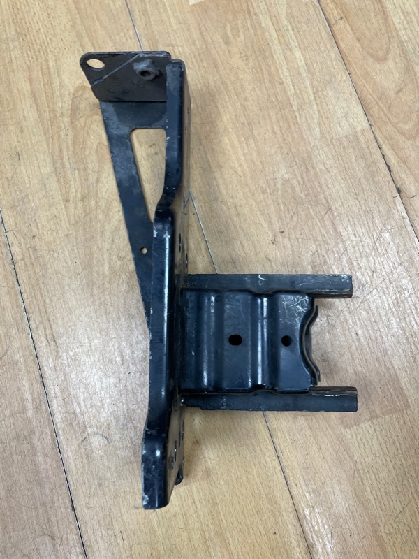 Кронштейн Opel Corsa D 2006-2010 Перед. Лев.