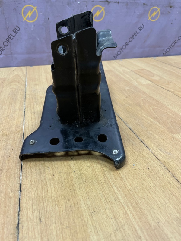 Кронштейн Opel Corsa D 2006-2010 Перед. Лев.
