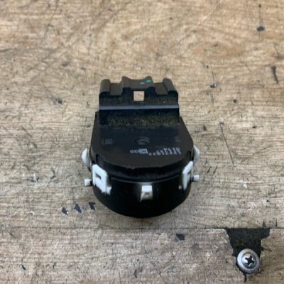 Кнопка управления зеркалами Opel Astra J 2010 хетчбэк 5дв. A16LET 1.6 - изображение 6