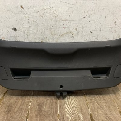 Обшивка крышки багажника Opel Astra J 2010 хетчбэк 5дв. A16LET 1.6 - изображение 15