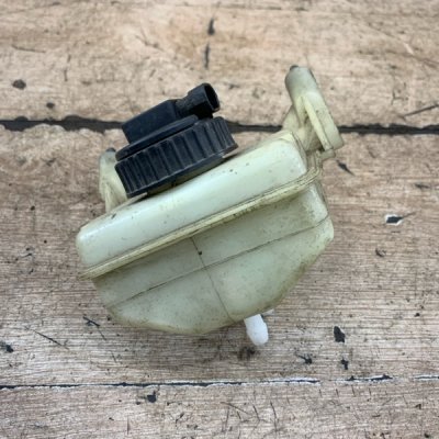 Бачок для тормозной жидкости Opel Corsa B 1998 хетчбэк 5дв. X14XE 1.4 - изображение 6