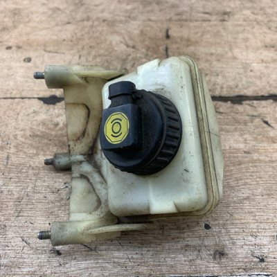 Бачок для тормозной жидкости Opel Corsa B 1998 хетчбэк 5дв. X14XE 1.4 - изображение 7