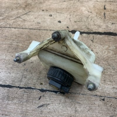 Бачок для тормозной жидкости Opel Corsa B 1998 хетчбэк 5дв. X14XE 1.4 - изображение 4