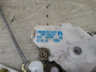 Замок двери Nissan SERENA 1998 SR20DE минивен, Перед., Прав.